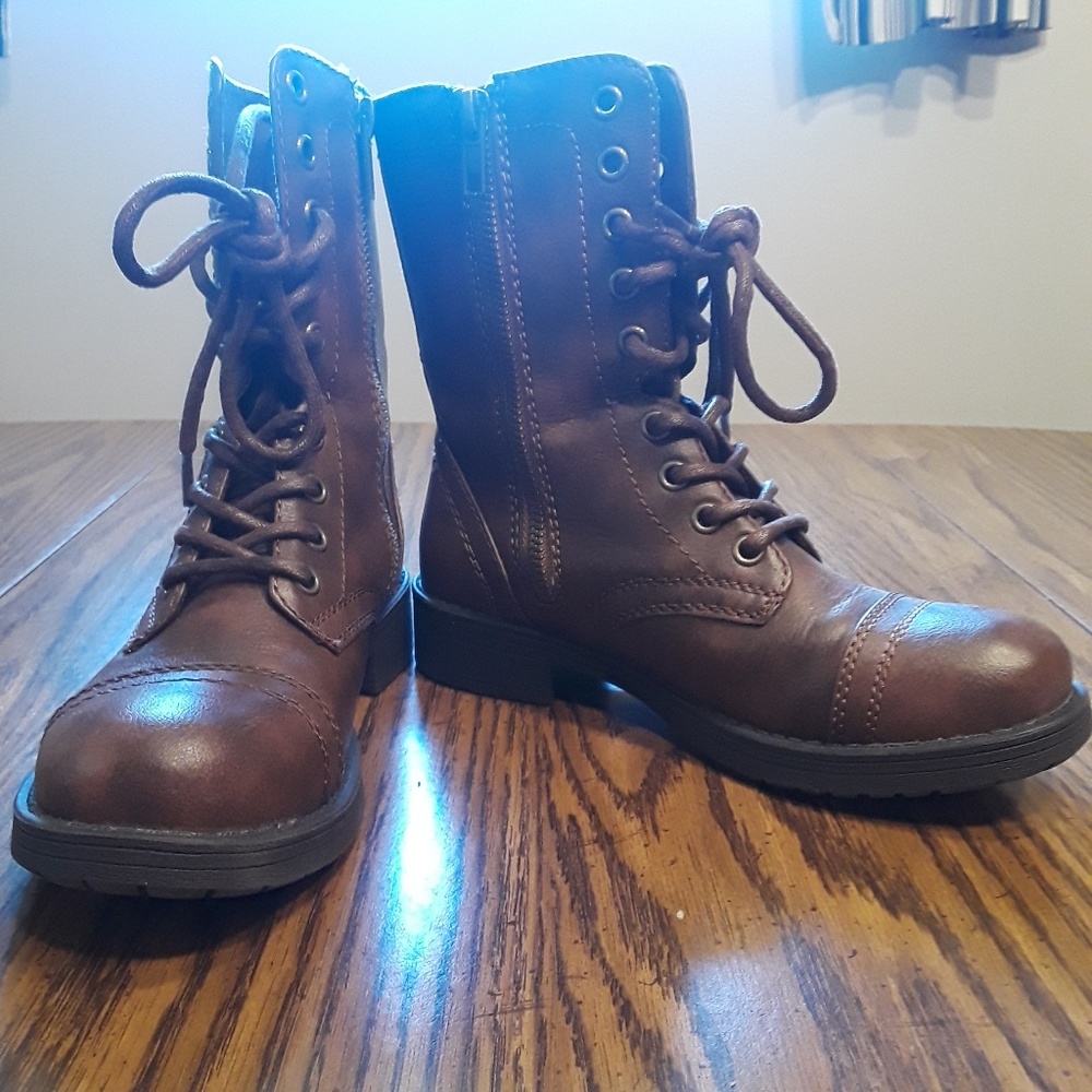 Combat boots